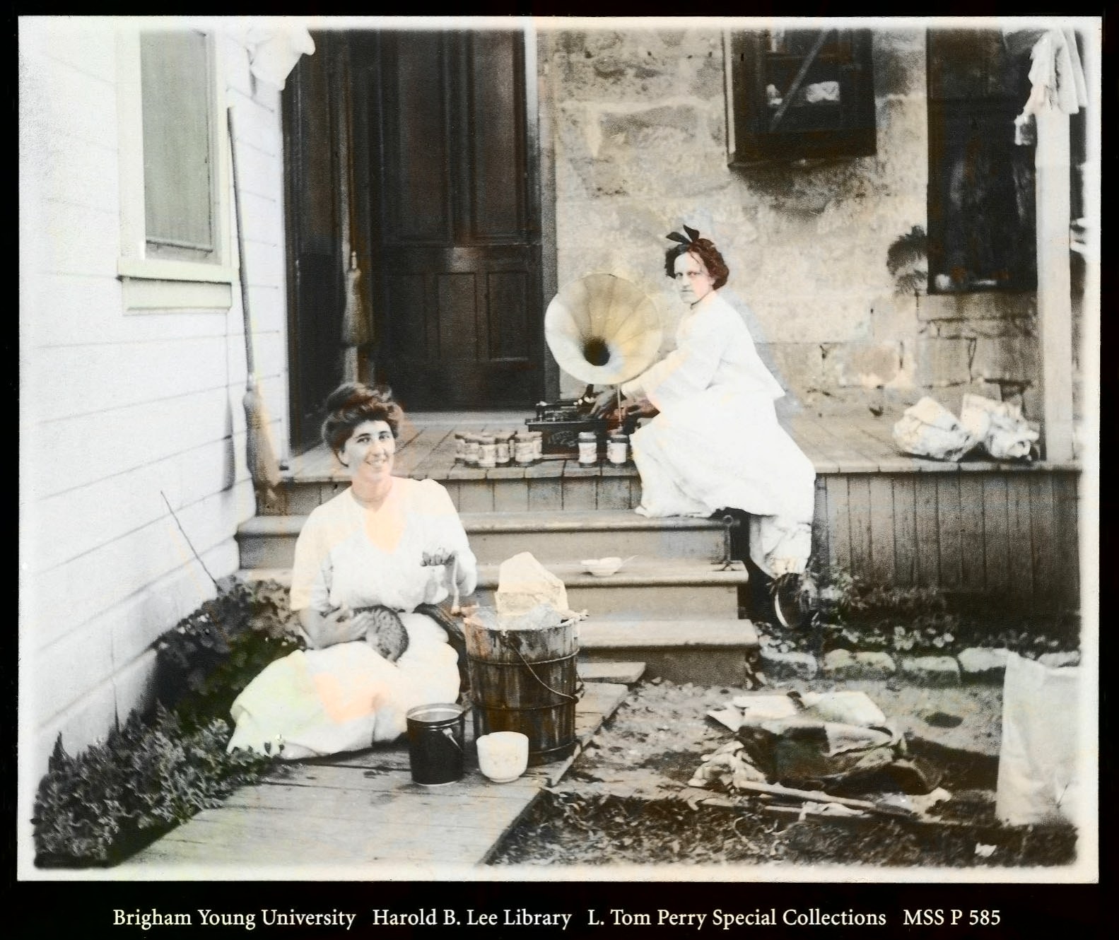 Edith Irvine with her cylinder phonograph, 1905